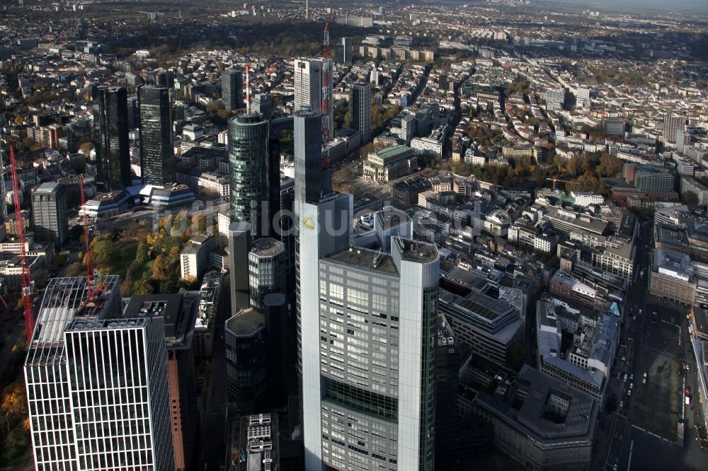 Luftaufnahme Frankfurt am Main - Commerzbank- Hochhaus in der Skyline von Frankfurt am Main im Bundesland Hessen