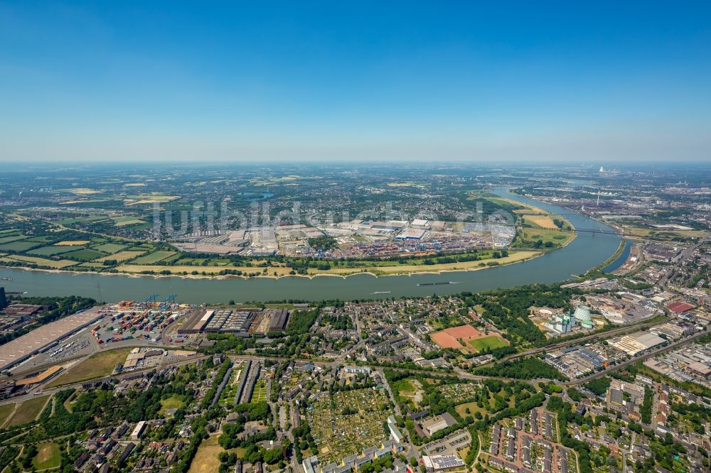 Duisburg aus der Vogelperspektive: Container und Becken am DIT Duisburg Intermodal Terminal im Logistikzentrum logport in Duisburg im Bundesland Nordrhein-Westfalen