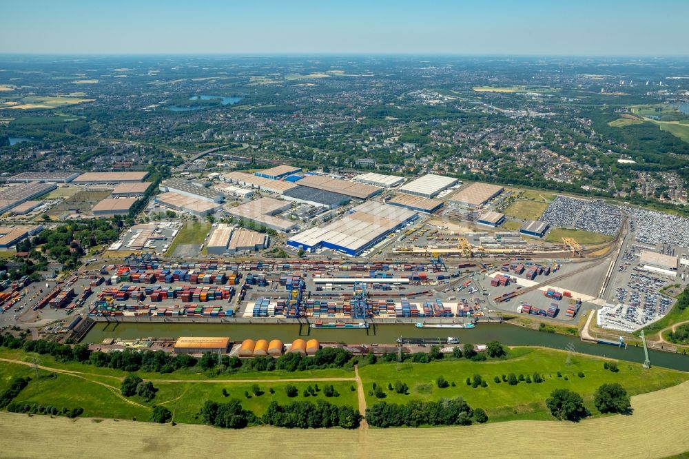 Duisburg von oben - Container und Becken am DIT Duisburg Intermodal Terminal im Logistikzentrum logport in Duisburg im Bundesland Nordrhein-Westfalen