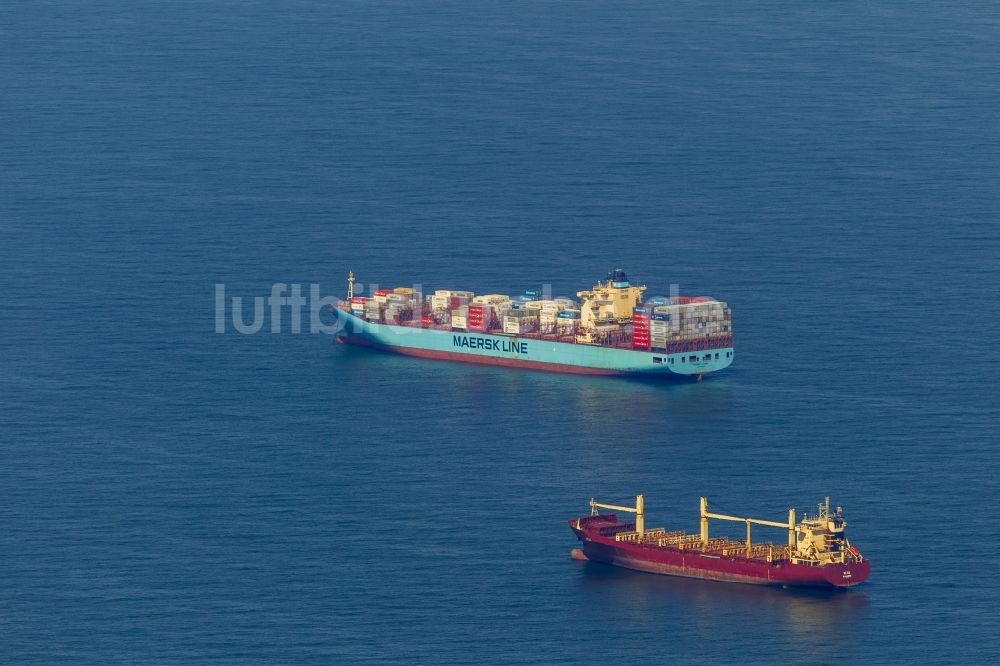 Wangerooge von oben - Container- Frachtschiff der Containerschiff- Reederei Maersk Line vor der Küste von Wangerooge in der Nordsee im Bundesland Niedersachsen