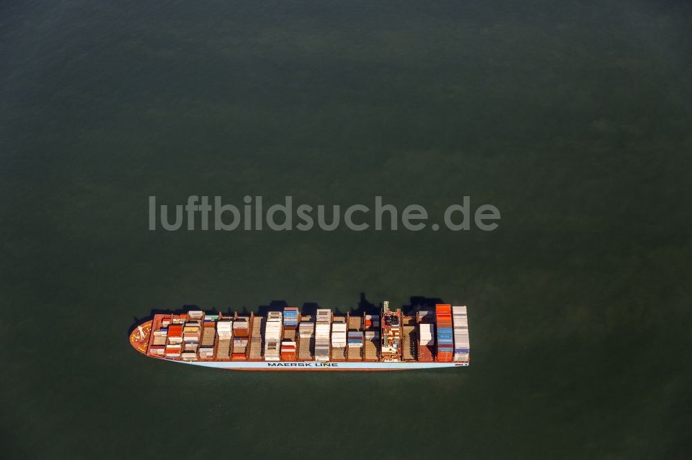 Wangerooge aus der Vogelperspektive: Container- Frachtschiff der Containerschiff- Reederei Maersk Line vor der Küste von Wangerooge in der Nordsee im Bundesland Niedersachsen
