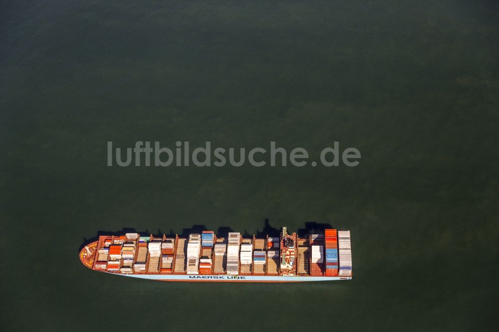 Luftbild Wangerooge - Container- Frachtschiff der Containerschiff- Reederei Maersk Line vor der Küste von Wangerooge in der Nordsee im Bundesland Niedersachsen