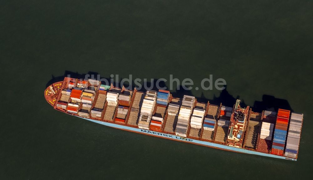 Luftaufnahme Wangerooge - Container- Frachtschiff der Containerschiff- Reederei Maersk Line vor der Küste von Wangerooge in der Nordsee im Bundesland Niedersachsen