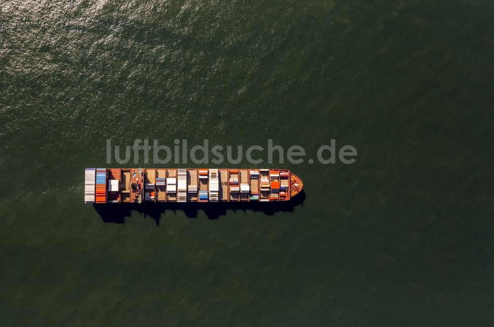 Wangerooge von oben - Container- Frachtschiff der Containerschiff- Reederei Maersk Line vor der Küste von Wangerooge in der Nordsee im Bundesland Niedersachsen