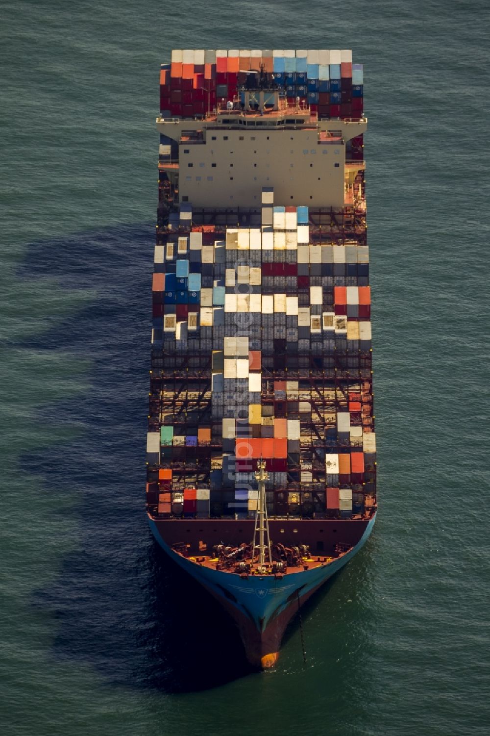 Wangerooge aus der Vogelperspektive: Container- Frachtschiff der Containerschiff- Reederei Maersk Line vor der Küste von Wangerooge in der Nordsee im Bundesland Niedersachsen