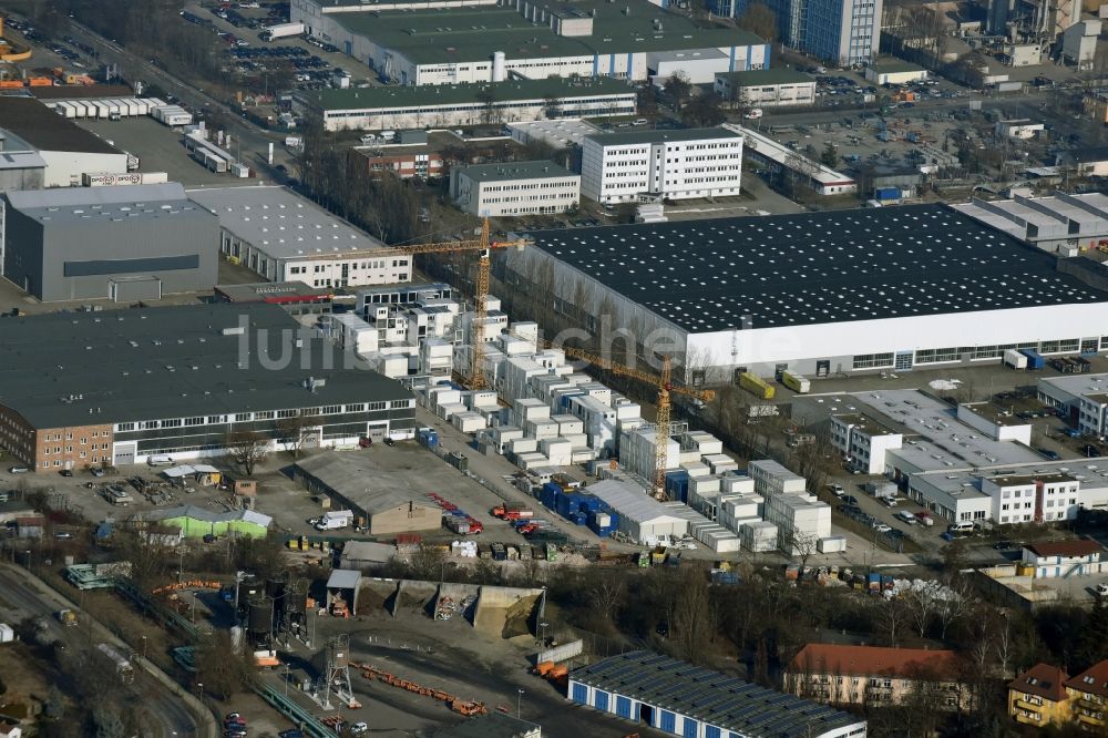 Luftaufnahme Berlin - Container- Lagerfläche der Zeppelin Rental GmbH & Co. KG und der BEK Systemtechnik GmbH & Co. KG im Gewerbegebiet im Ortsteil Hohenschönhausen in Berlin