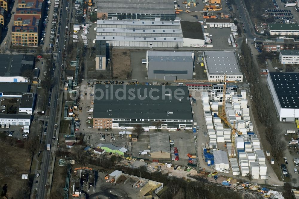 Berlin aus der Vogelperspektive: Container- Lagerfläche der Zeppelin Rental GmbH & Co. KG und der BEK Systemtechnik GmbH & Co. KG im Gewerbegebiet im Ortsteil Hohenschönhausen in Berlin