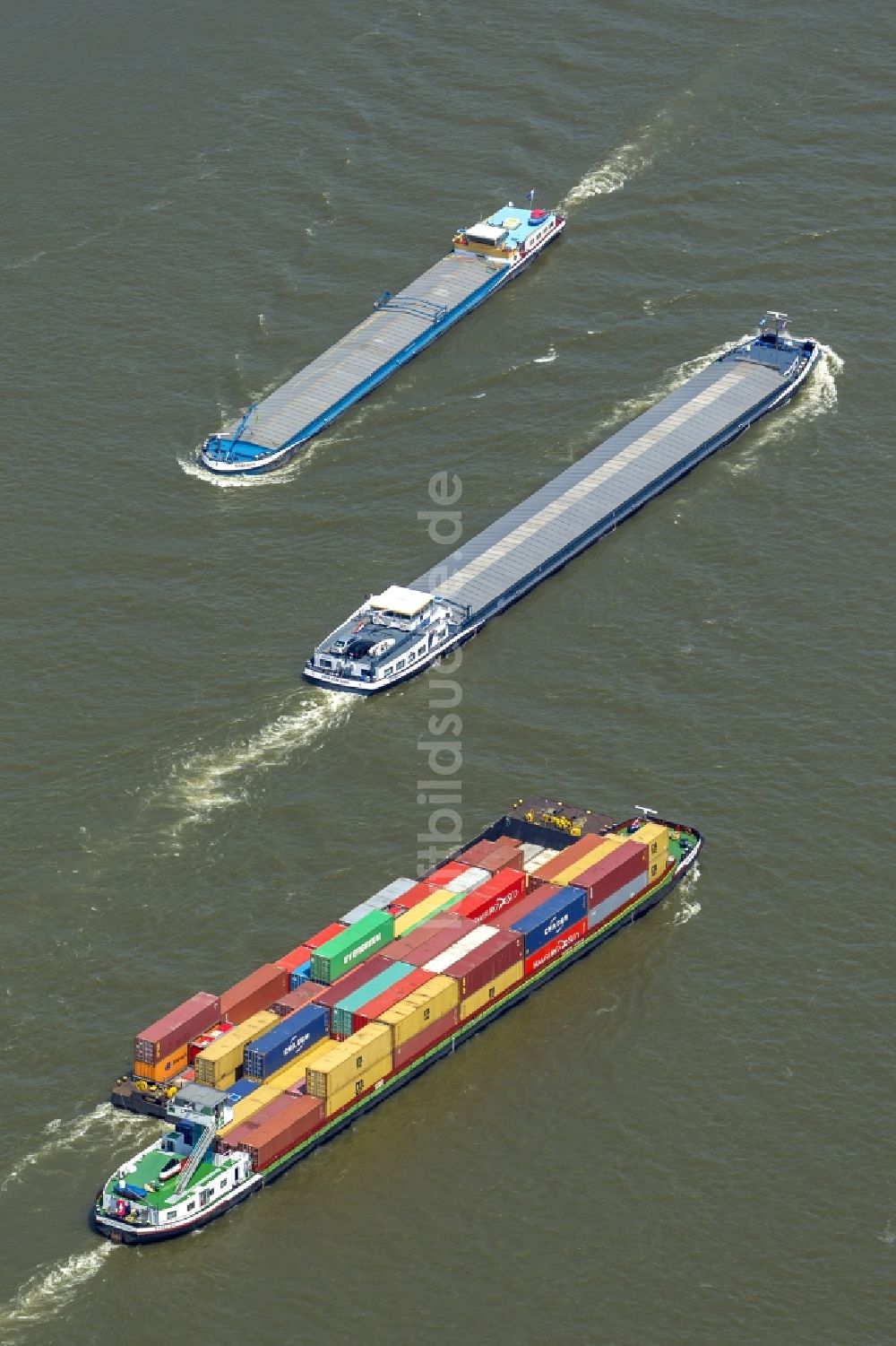 Duisburg von oben - Container - Schiffsverkehr am Hafen von Duisburg im Bundesland Nordrhein-Westfalen