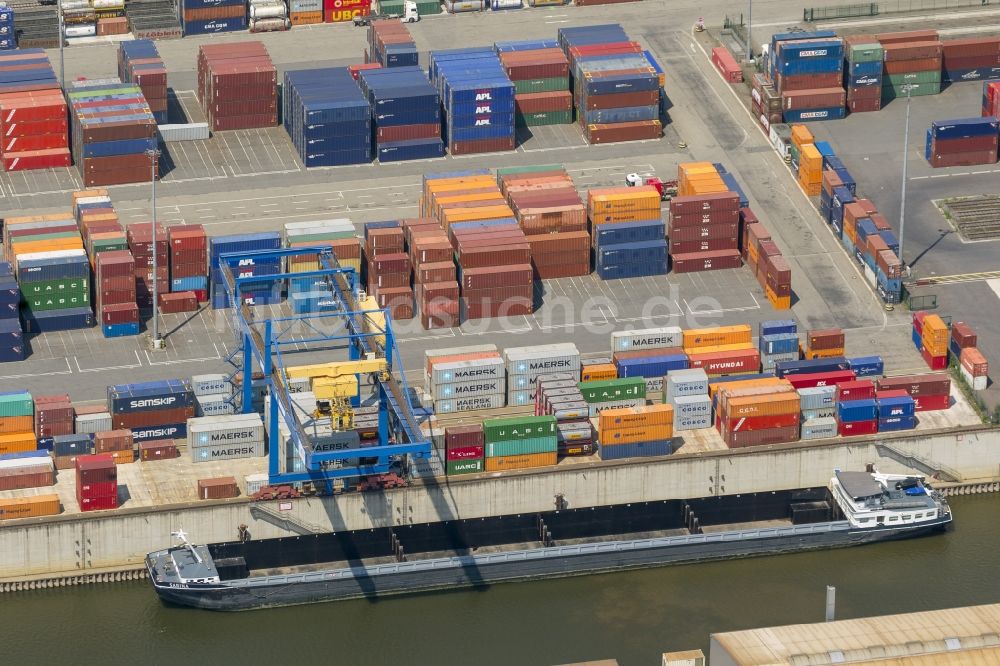 Duisburg aus der Vogelperspektive: Container - Schiffsverkehr am Hafen von Duisburg im Bundesland Nordrhein-Westfalen