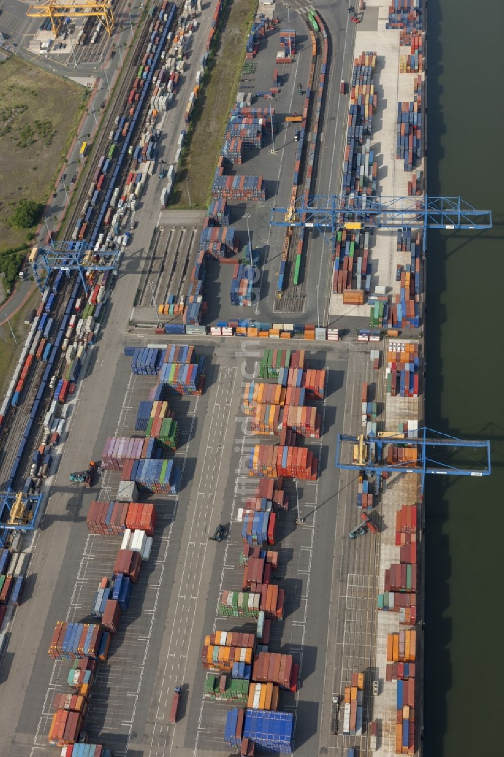 Luftbild Duisburg - Container- Terminal am Container - Hafen an der Rotterdamer Straße in Duisburg im Bundesland Nordrhein-Westfalen