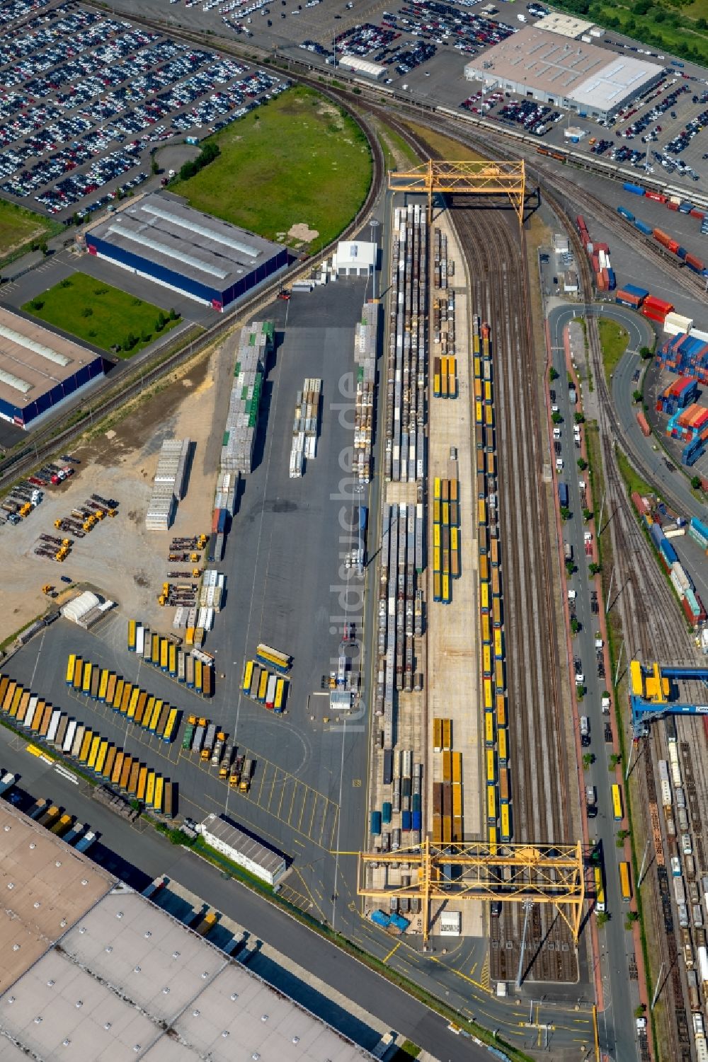 Duisburg aus der Vogelperspektive: Container- Terminal der DKT Duisburg  Kombiterminal GmbH im GVZ Güterverkehrszentrum in Duisburg