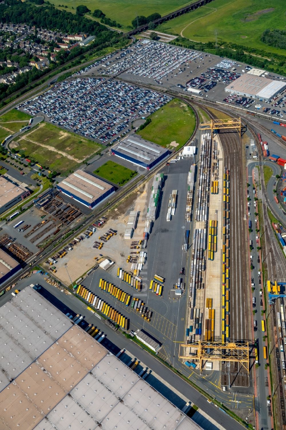 Luftaufnahme Duisburg - Container- Terminal der DKT Duisburg Kombiterminal GmbH im GVZ Güterverkehrszentrum in Duisburg im Bundesland Nordrhein-Westfalen, Deutschland