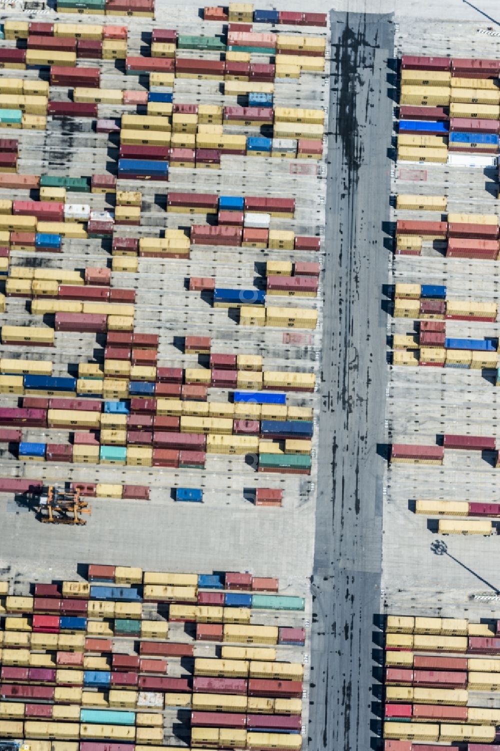 Luftaufnahme San Ferdinando - Container- Terminal im Güterverkehrszentrum an der Mittelmeer-Küste in San Ferdinando in der Provinz Calabria in Italien