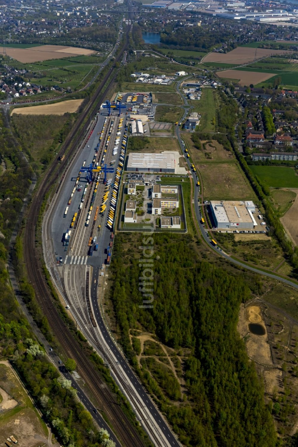 Luftaufnahme Duisburg - Container- Terminal im GVZ Güterverkehrszentrum in Duisburg im Bundesland Nordrhein-Westfalen