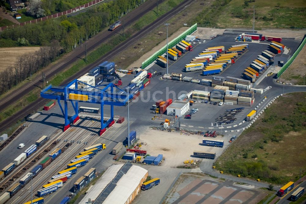 Duisburg aus der Vogelperspektive: Container- Terminal im GVZ Güterverkehrszentrum in Duisburg im Bundesland Nordrhein-Westfalen