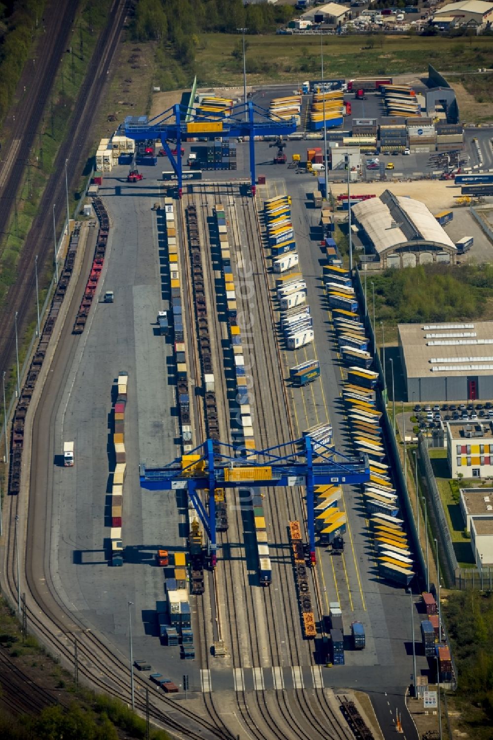 Luftbild Duisburg - Container- Terminal im GVZ Güterverkehrszentrum in Duisburg im Bundesland Nordrhein-Westfalen