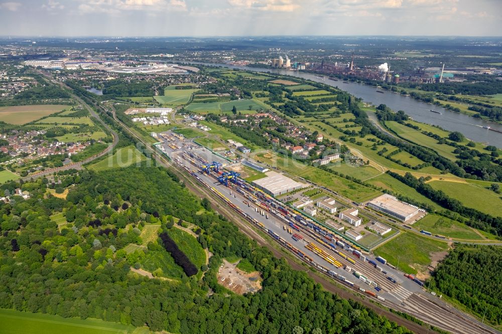 Duisburg aus der Vogelperspektive: Container- Terminal im GVZ Güterverkehrszentrum im Ortsteil Hohenbudberg in Duisburg im Bundesland Nordrhein-Westfalen, Deutschland