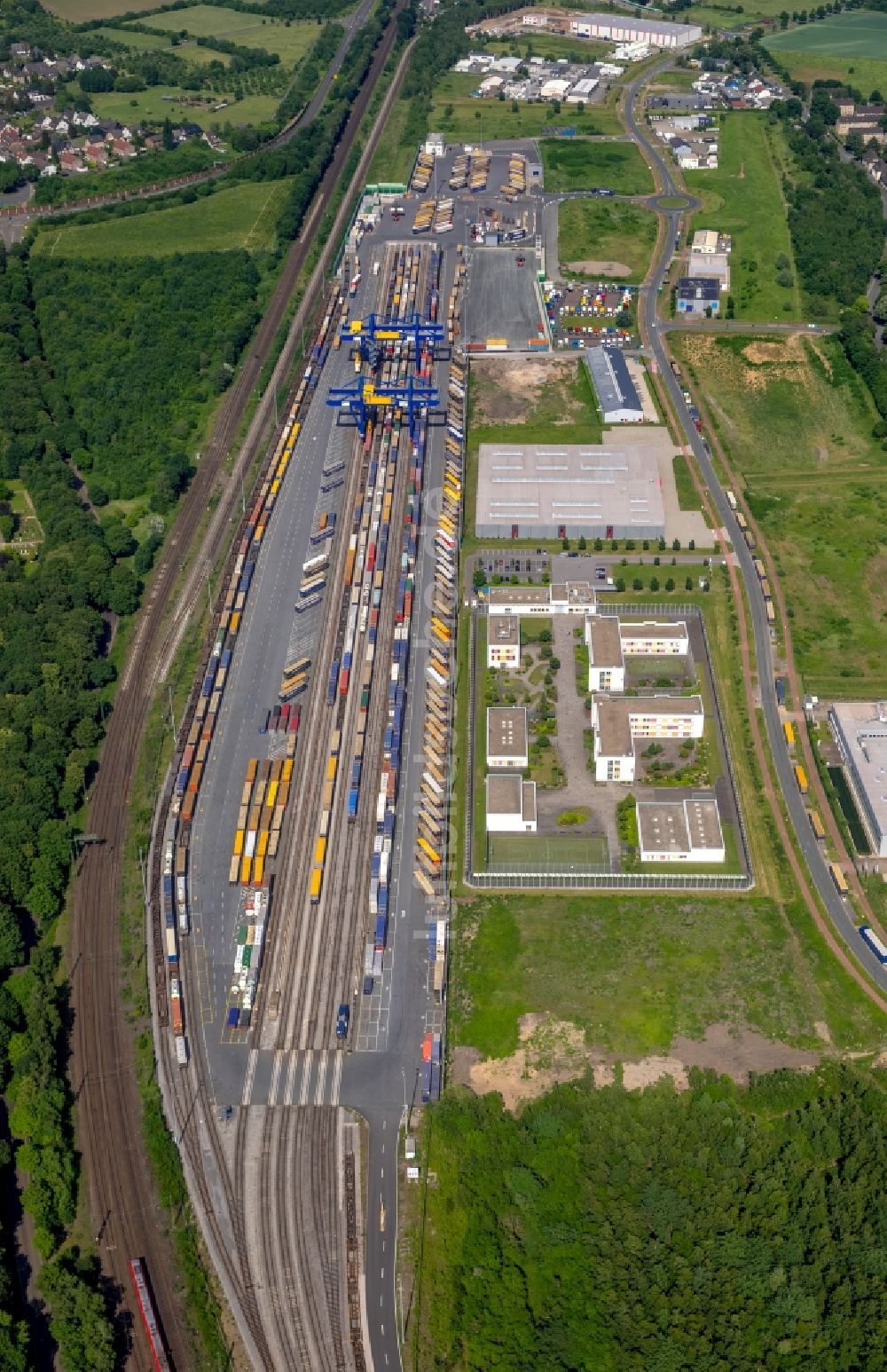 Luftbild Duisburg - Container- Terminal im GVZ Güterverkehrszentrum im Ortsteil Hohenbudberg in Duisburg im Bundesland Nordrhein-Westfalen, Deutschland