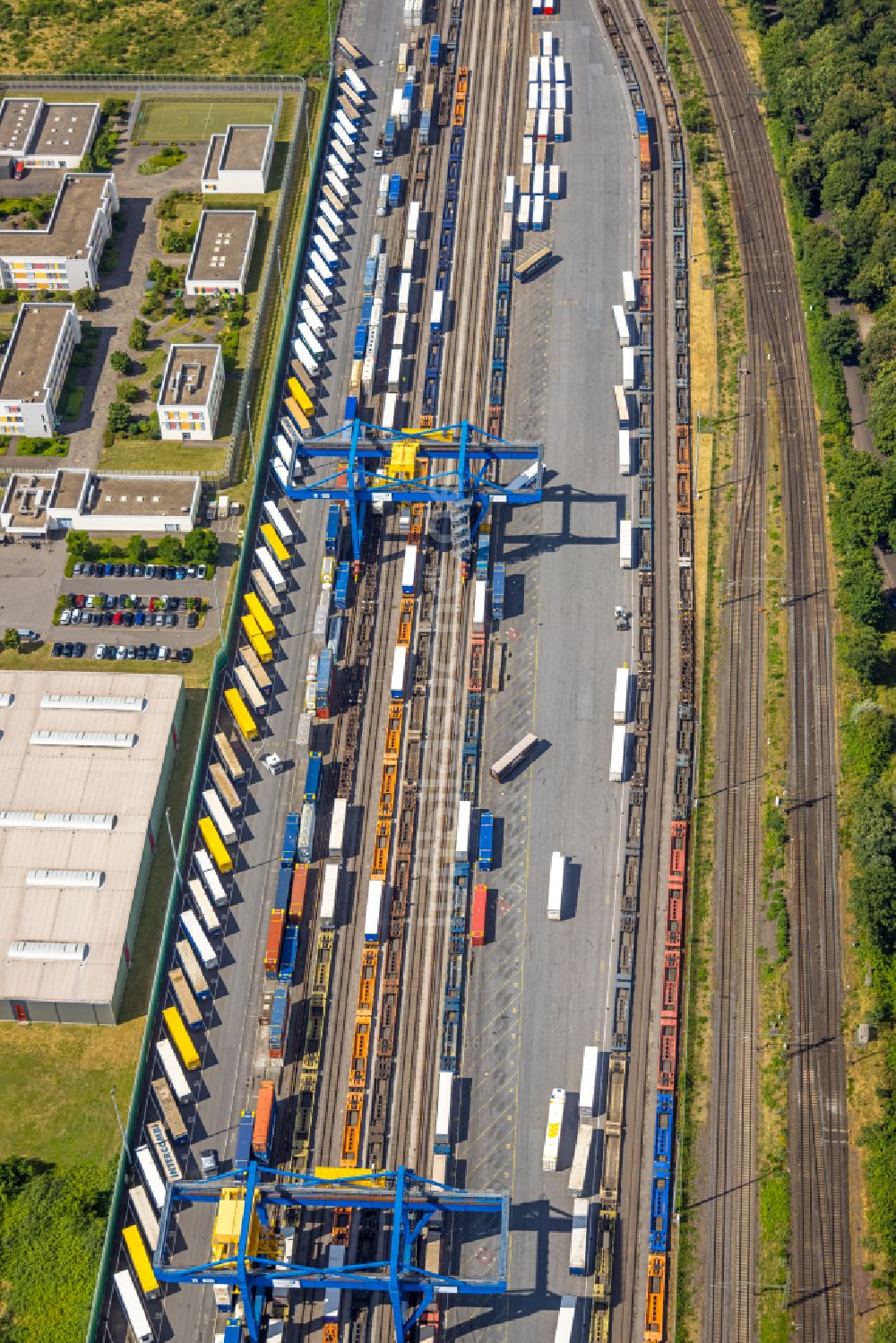 Luftbild Duisburg - Container- Terminal im GVZ Güterverkehrszentrum im Ortsteil Rheinhausen in Duisburg im Bundesland Nordrhein-Westfalen, Deutschland