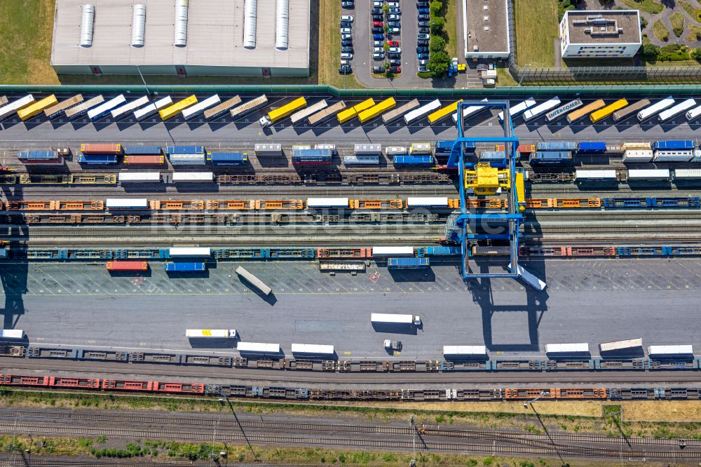 Luftaufnahme Duisburg - Container- Terminal im GVZ Güterverkehrszentrum im Ortsteil Rheinhausen in Duisburg im Bundesland Nordrhein-Westfalen, Deutschland