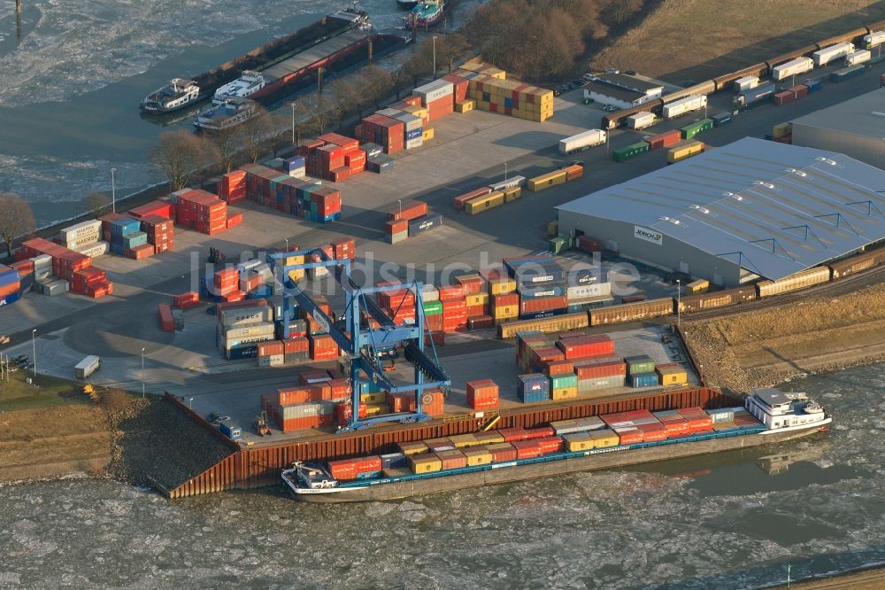 Luftaufnahme Voerde (Niederrhein) - Container- Terminal und Hafenanlagen am Wesel-Datteln-Kanal in Voerde (Niederrhein) im Bundesland Nordrhein-Westfalen