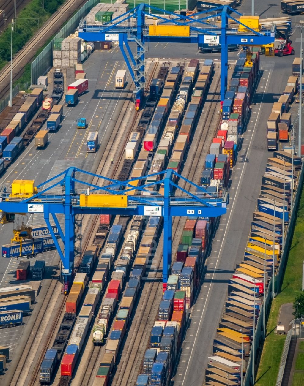 Duisburg von oben - Container- Terminal Samskip Multimodal Rail Terminal in Duisburg im Bundesland Nordrhein-Westfalen, Deutschland