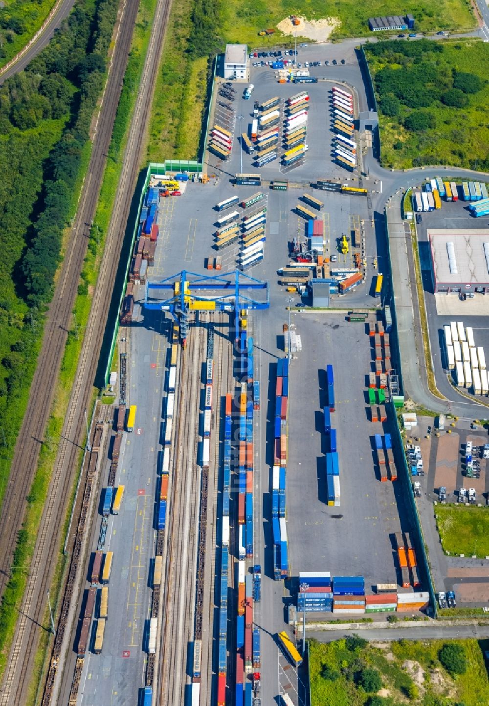 Duisburg von oben - Container- Terminal Samskip Multimodal Rail Terminal im logport in Duisburg im Bundesland Nordrhein-Westfalen, Deutschland