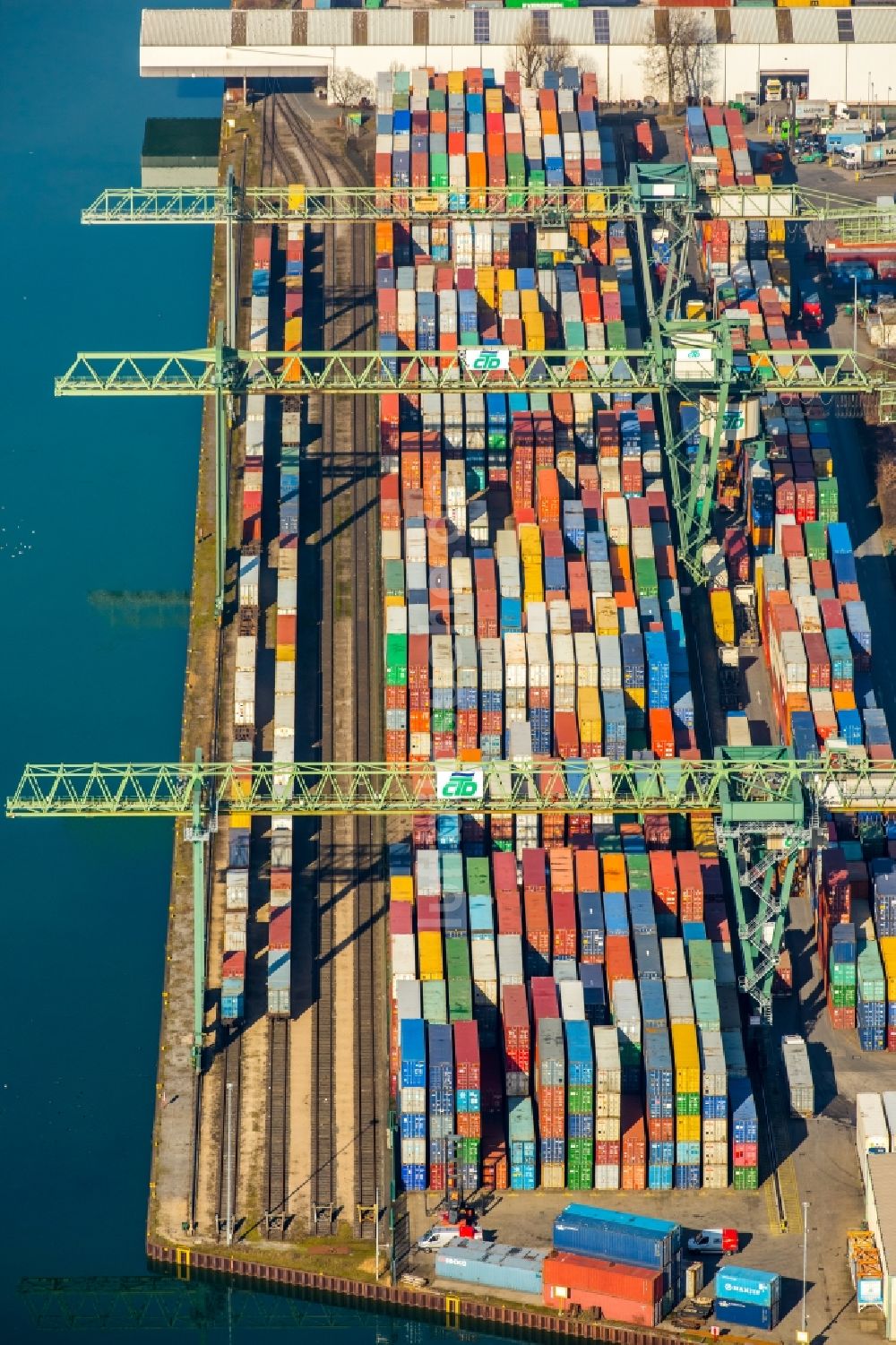 Dortmund aus der Vogelperspektive: Container - Terminal - und Verladestation im Dortmunder Hafen in Dortmund im Bundesland Nordrhein-Westfalen