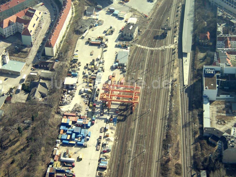 Luftaufnahme Berlin - FRIEDRICHSHAIN - Containerbahnhof am S-Bahnhof Frankfurter Allee in Berlin-Friedrichshain. 16.03.03