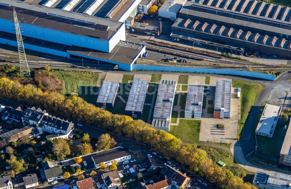 Luftaufnahme Mülheim an der Ruhr - Containergebäude der Hochschule für Polizei und öffentliche Verwaltung Nordrhein-Westfalen zwischen Dümptener Straße und Industriestrasse in Mülheim an der Ruhr im Bundesland Nordrhein-Westfalen, Deutschland