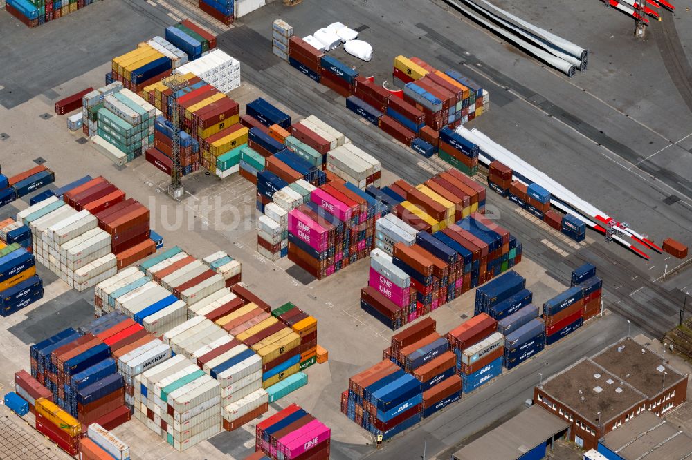 Bremen aus der Vogelperspektive: Containerlagerplatz im Gewerbegebiet im Ortsteil Neustädter Hafen in Bremen, Deutschland