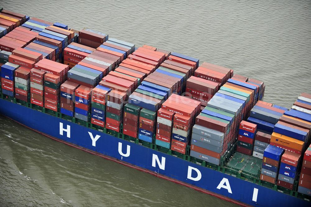 Luftaufnahme BRUNSBÜTTEL - Containerriese ?HYUNDAI Courage auf der Elbe