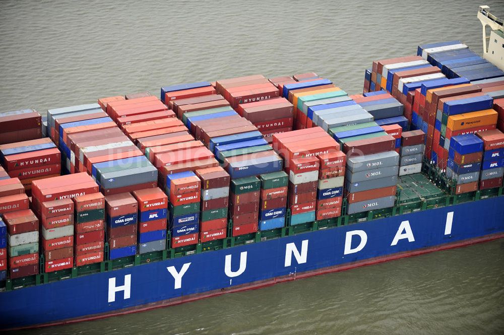 BRUNSBÜTTEL aus der Vogelperspektive: Containerriese ?HYUNDAI Courage auf der Elbe