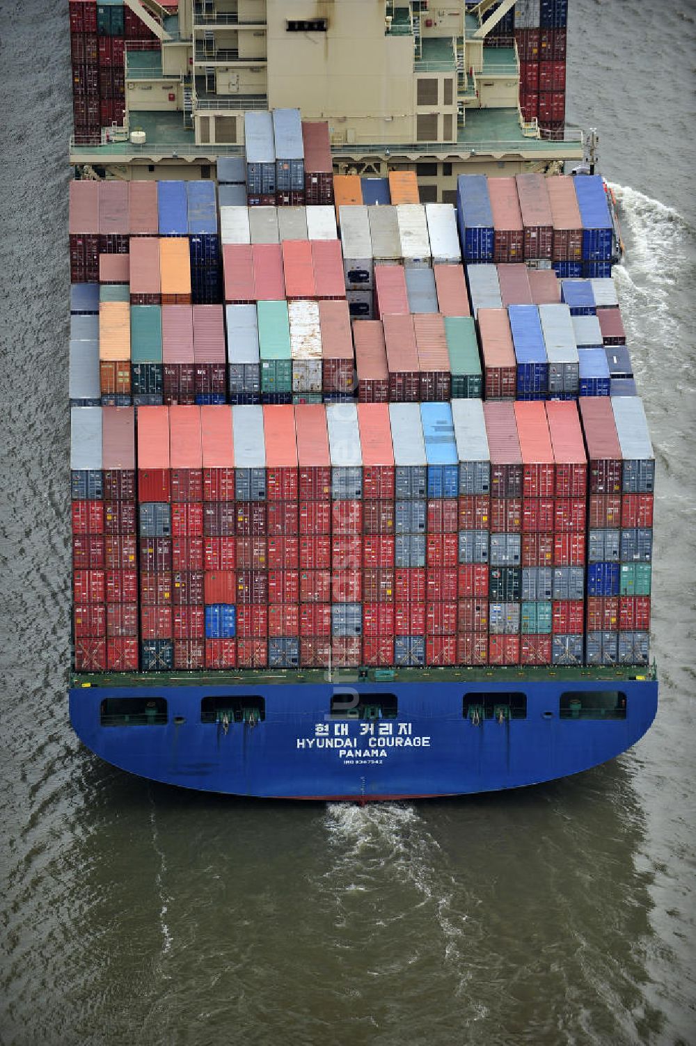 Luftaufnahme BRUNSBÜTTEL - Containerriese ?HYUNDAI Courage auf der Elbe