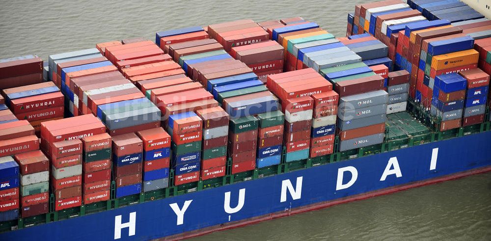 Luftaufnahme BRUNSBÜTTEL - Containerriese ?HYUNDAI Courage auf der Elbe