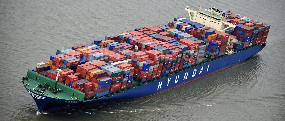 BRUNSBÜTTEL von oben - Containerriese ?HYUNDAI Courage auf der Elbe