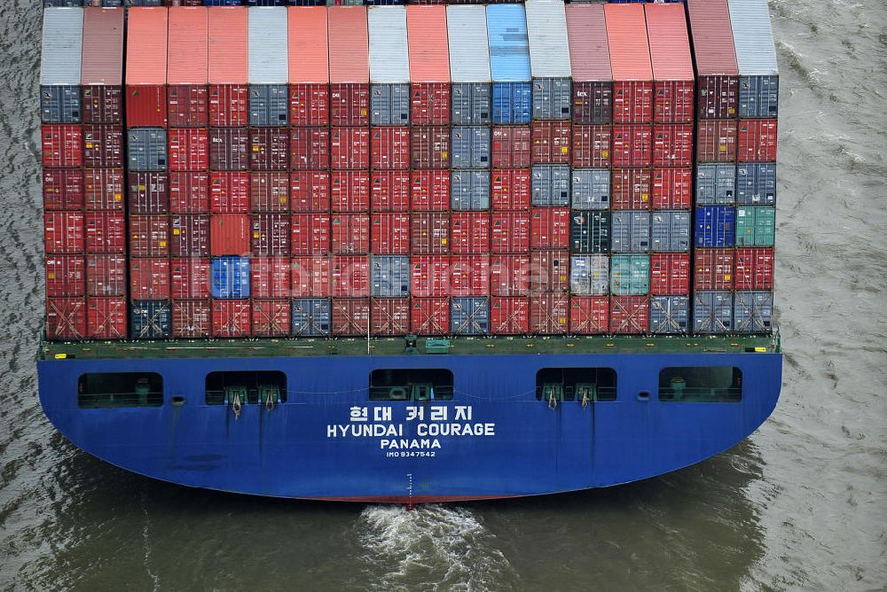 BRUNSBÜTTEL aus der Vogelperspektive: Containerriese ?HYUNDAI Courage auf der Elbe