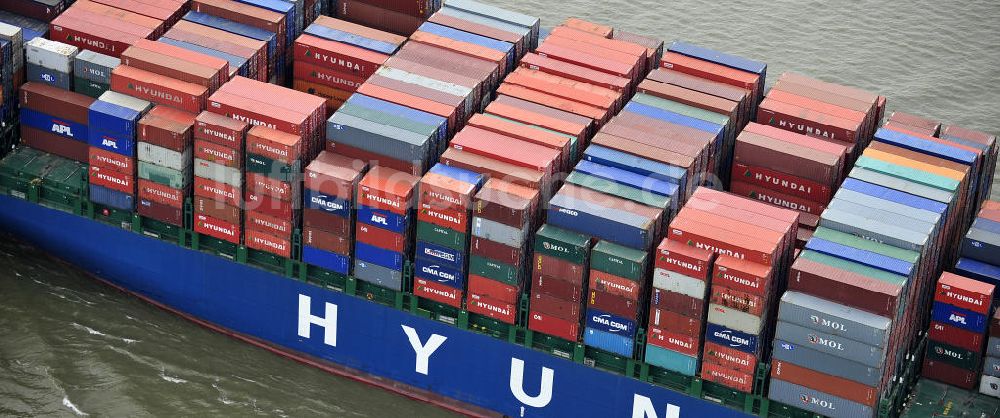 BRUNSBÜTTEL von oben - Containerriese ?HYUNDAI Courage auf der Elbe