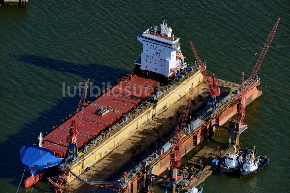 Cuxhaven aus der Vogelperspektive: Containerschiff - Feederschiff ICE RUNNER NT 3165 am Trockendock im Amerikahafen von Cuxhaven im Bundesland Niedersachsen