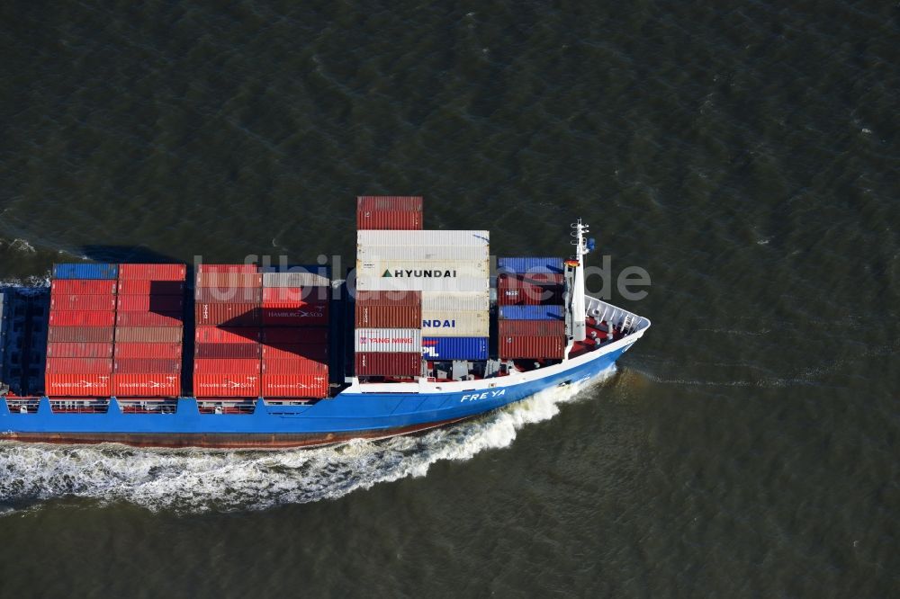 Luftbild Cuxhaven - Containerschiff - Frachter FREYA einer niederländischen Reederei bei der Fahrt vor der Nordseeküste bei Cuxhaven im Bundesland Niedersachsen