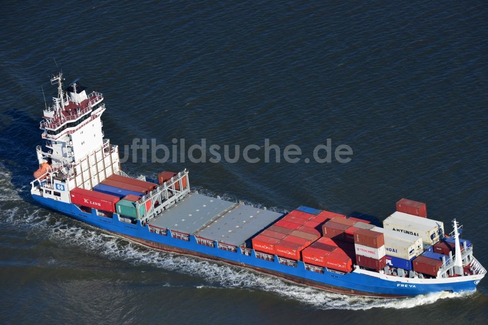 Luftaufnahme Cuxhaven - Containerschiff - Frachter FREYA einer niederländischen Reederei bei der Fahrt vor der Nordseeküste bei Cuxhaven im Bundesland Niedersachsen