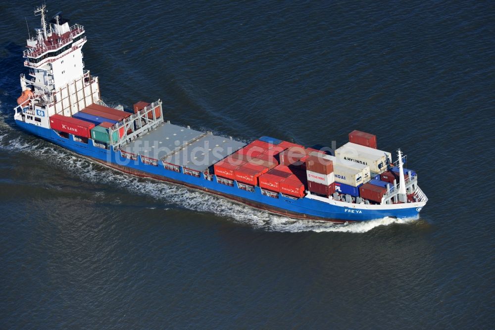 Cuxhaven von oben - Containerschiff - Frachter FREYA einer niederländischen Reederei bei der Fahrt vor der Nordseeküste bei Cuxhaven im Bundesland Niedersachsen