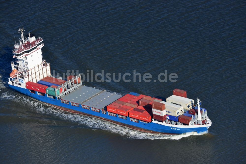 Cuxhaven aus der Vogelperspektive: Containerschiff - Frachter FREYA einer niederländischen Reederei bei der Fahrt vor der Nordseeküste bei Cuxhaven im Bundesland Niedersachsen