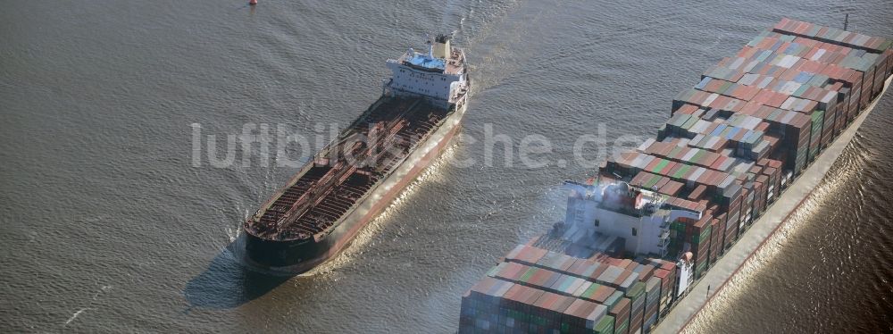 Hamburg von oben - Containerschiff - Frachter HUMEN BRIDGE bei der Fahrt in den Hafenbereich auf dem Elbstrom in Hamburg