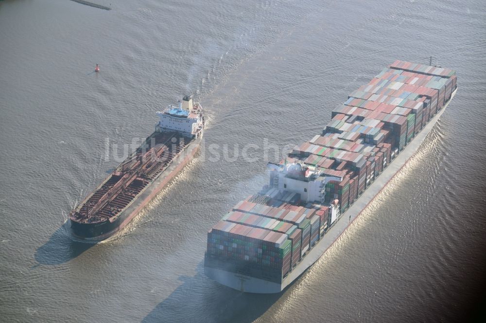 Hamburg aus der Vogelperspektive: Containerschiff - Frachter HUMEN BRIDGE bei der Fahrt in den Hafenbereich auf dem Elbstrom in Hamburg