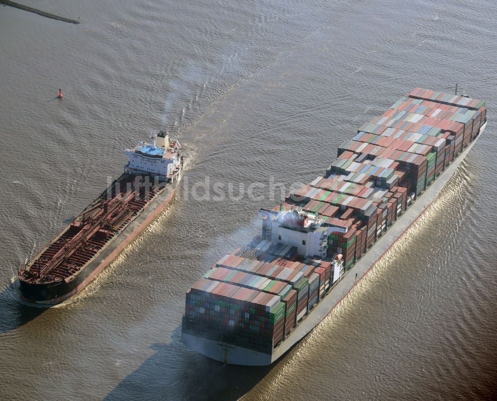 Luftbild Hamburg - Containerschiff - Frachter HUMEN BRIDGE bei der Fahrt in den Hafenbereich auf dem Elbstrom in Hamburg