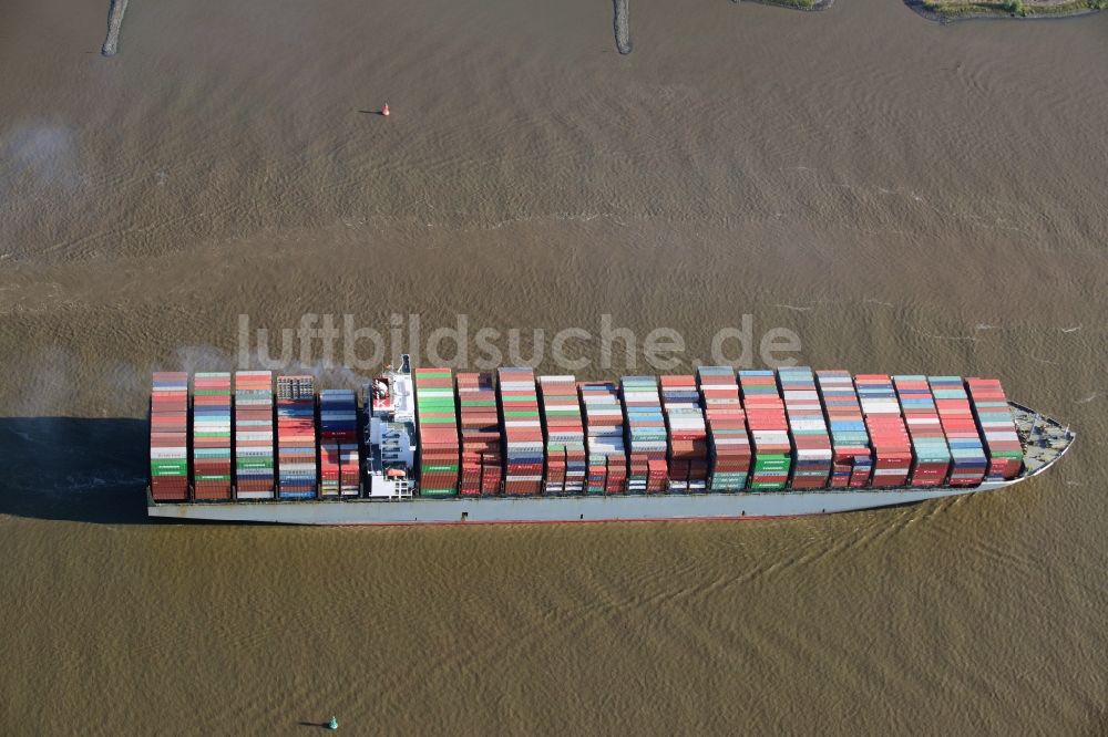 Luftaufnahme Hamburg - Containerschiff - Frachter HUMEN BRIDGE bei der Fahrt in den Hafenbereich auf dem Elbstrom in Hamburg