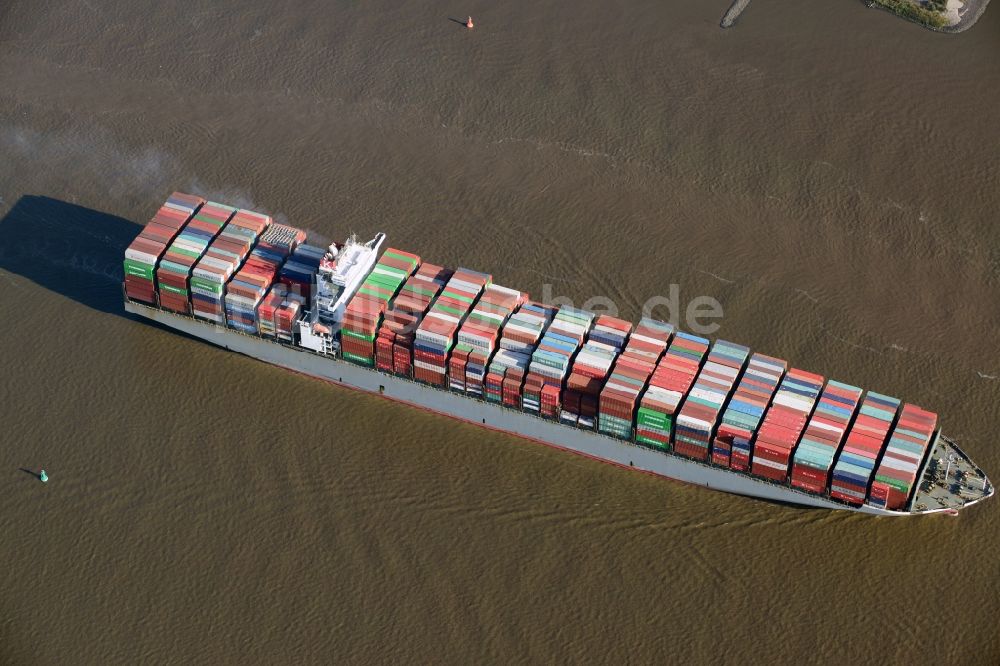 Hamburg von oben - Containerschiff - Frachter HUMEN BRIDGE bei der Fahrt in den Hafenbereich auf dem Elbstrom in Hamburg