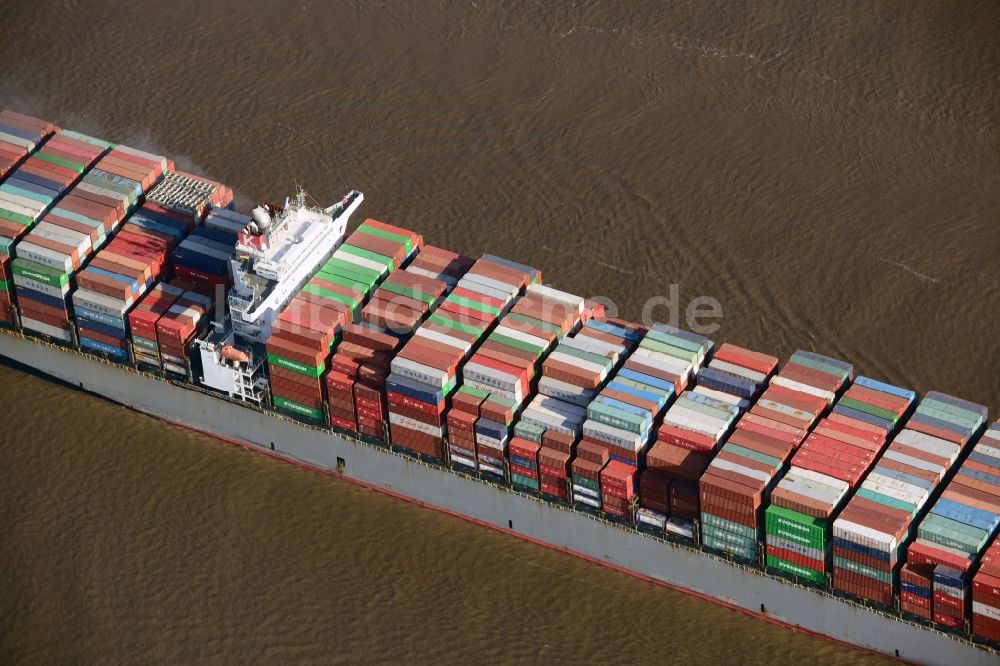 Hamburg aus der Vogelperspektive: Containerschiff - Frachter HUMEN BRIDGE bei der Fahrt in den Hafenbereich auf dem Elbstrom in Hamburg