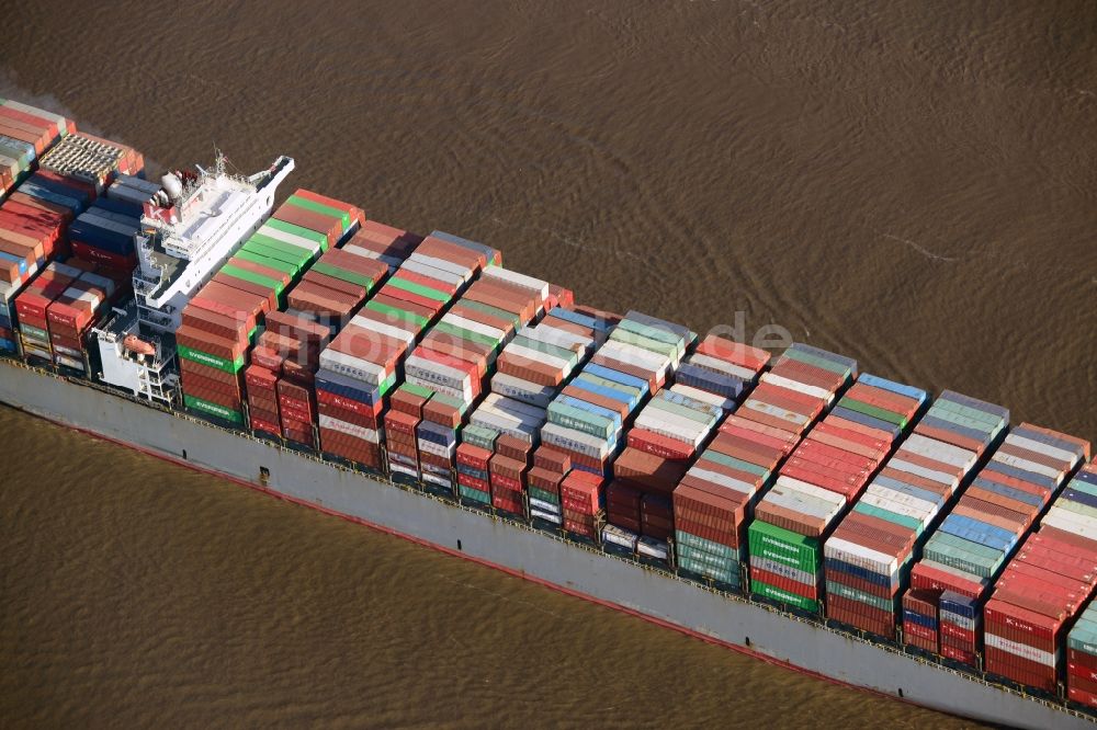 Luftbild Hamburg - Containerschiff - Frachter HUMEN BRIDGE bei der Fahrt in den Hafenbereich auf dem Elbstrom in Hamburg